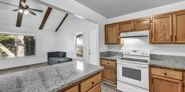 Image 4: 21-web-or-mls-1465-e-peckham-ln-34