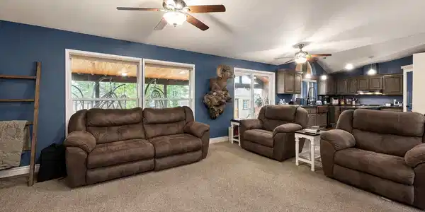 Image 2: 192DD487-05CA-4BED-933D-1EDF8D6718BD