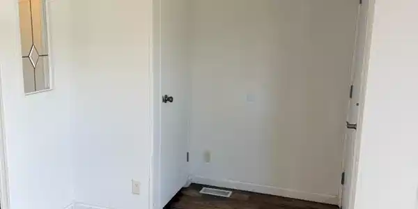 Image 4: front entry way