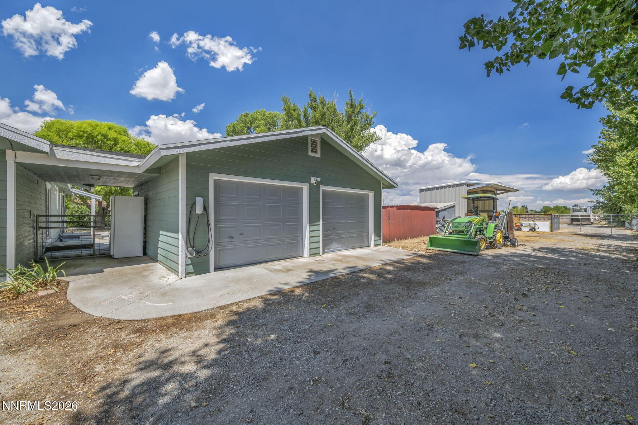 Image 3: garage & charger