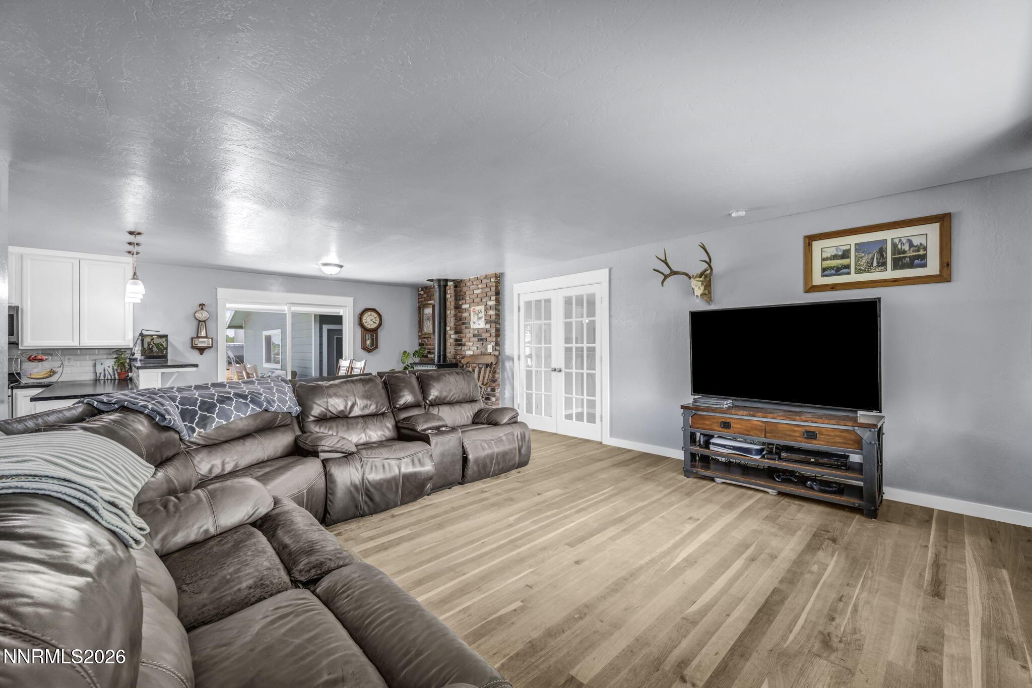 Image 4: living room