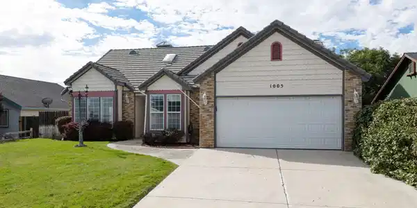 Image 2: 3-web-or-mls-1005 Rose Bud Way-03
