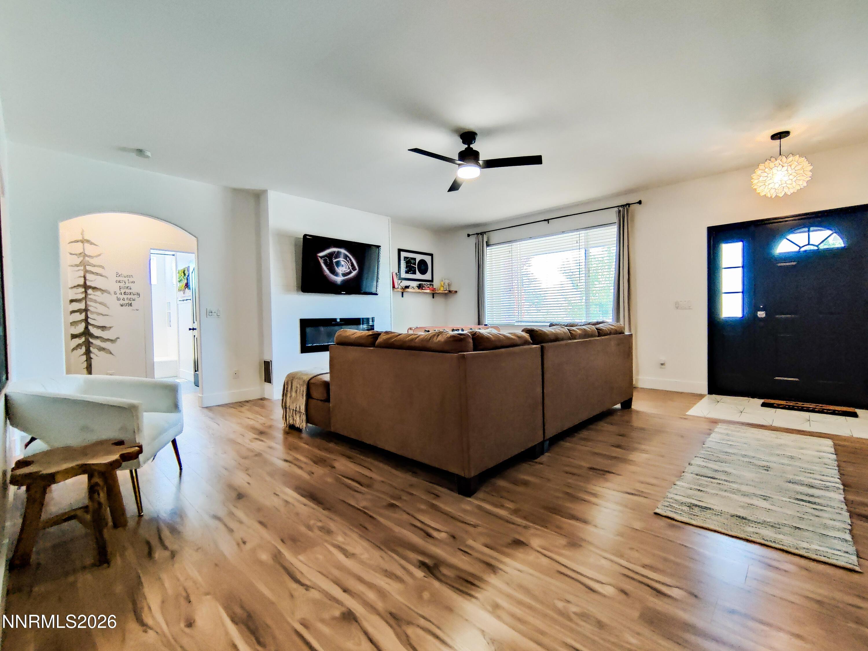 Image 3: Living area
