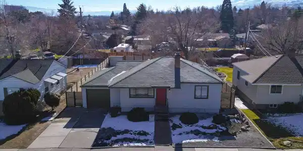 320 W Plumb Lane