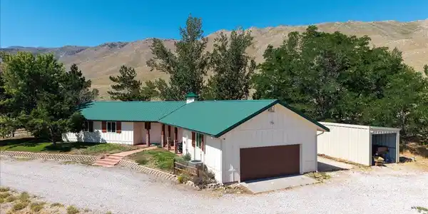 Image 2: 905 Thoroughbred Cir