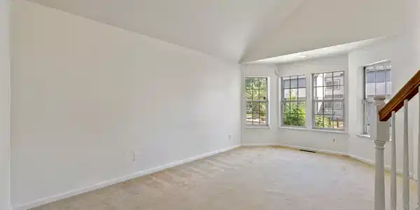 Image 4: Living Room