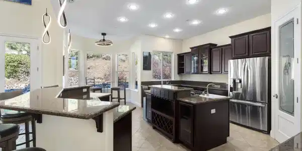 Image 4: Kitchen