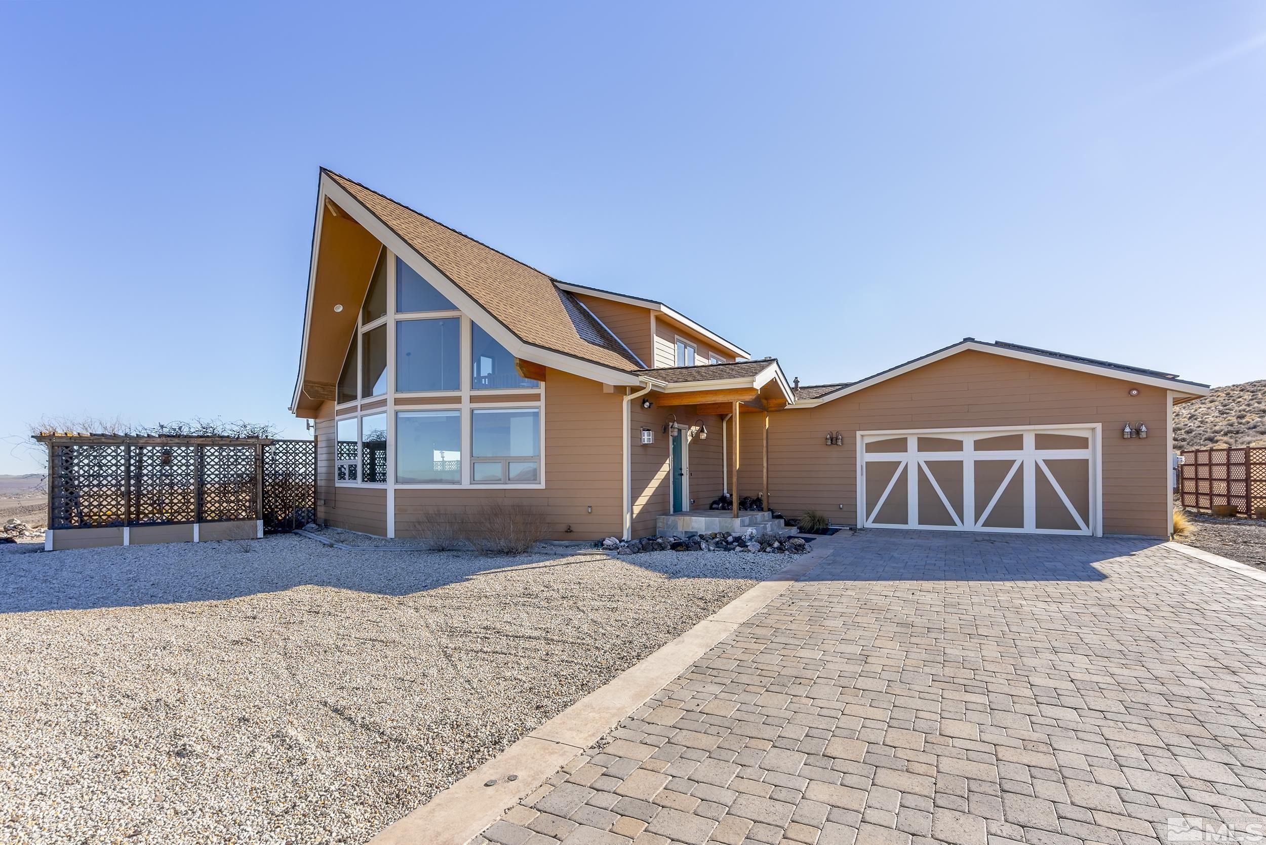 Image 3: front view / garage
