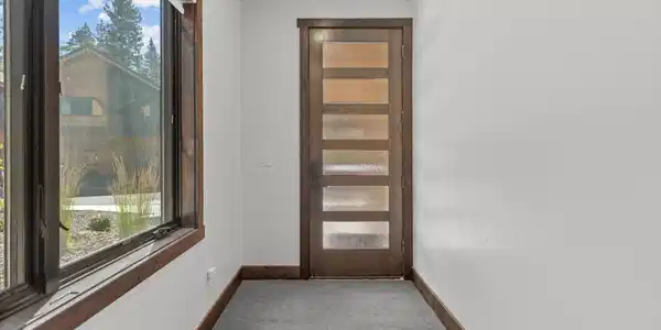 Image 3: Entryway