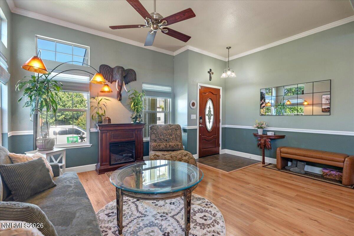 Image 3: Living Room