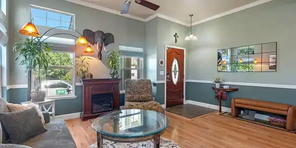 Image 3: Living Room