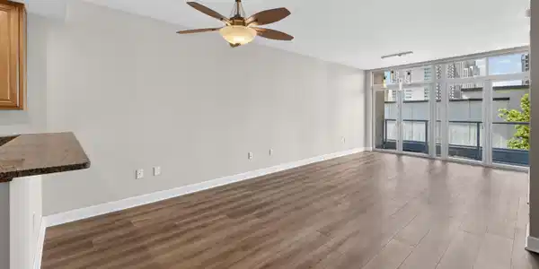 Image 3: Bright great room with balcony