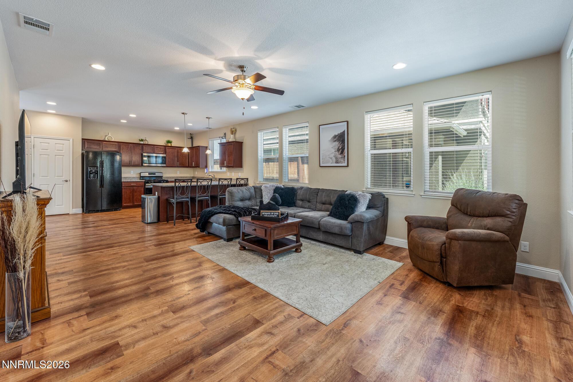 Image 4: Living Room
