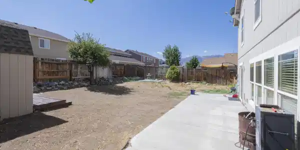 Image 3: Umet Backyard