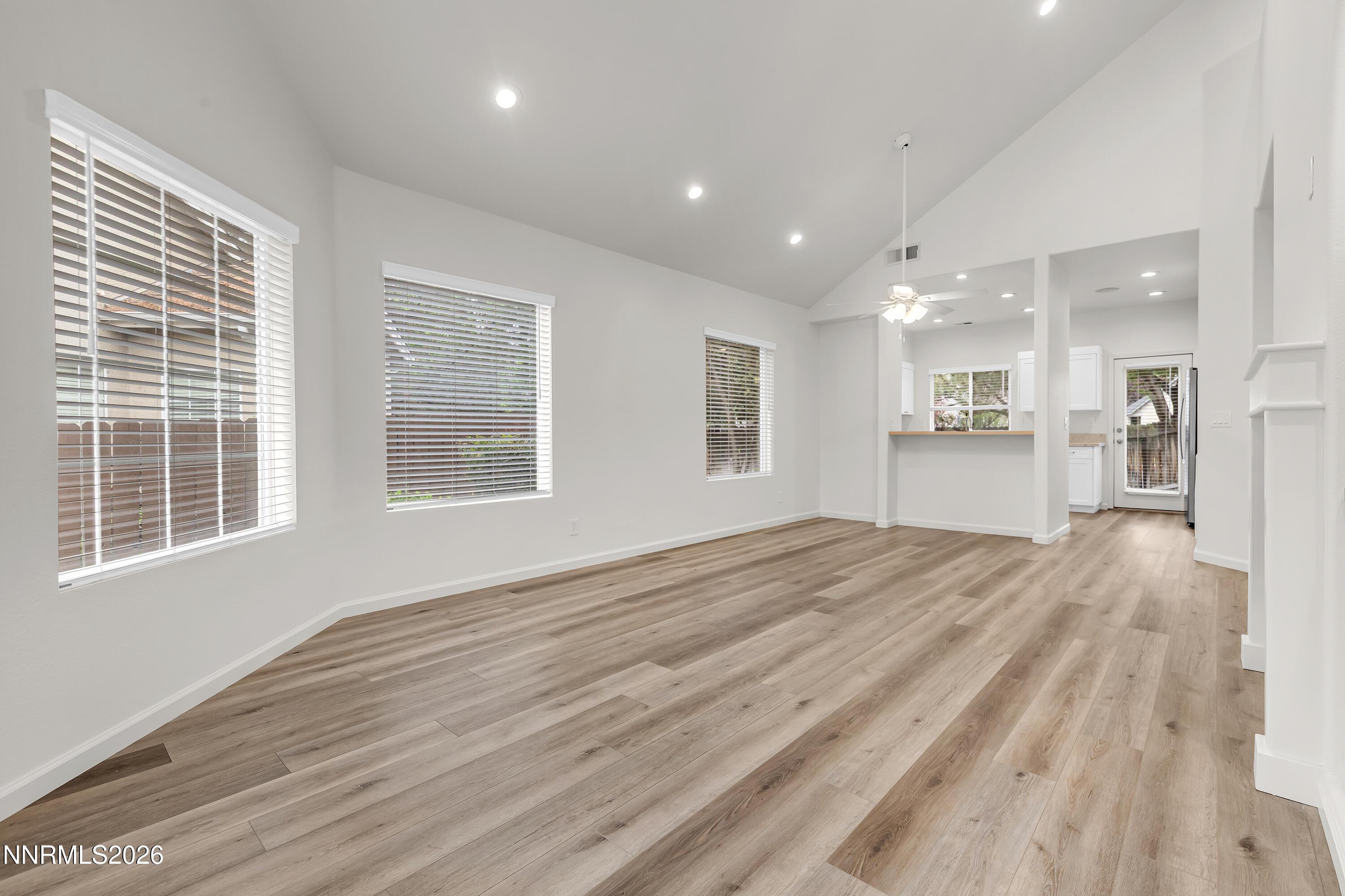 Image 4: Living Room