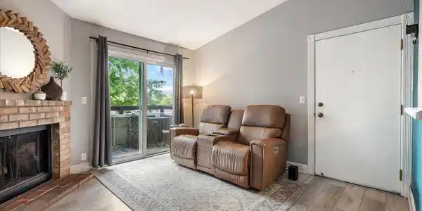 Image 4: Living Room