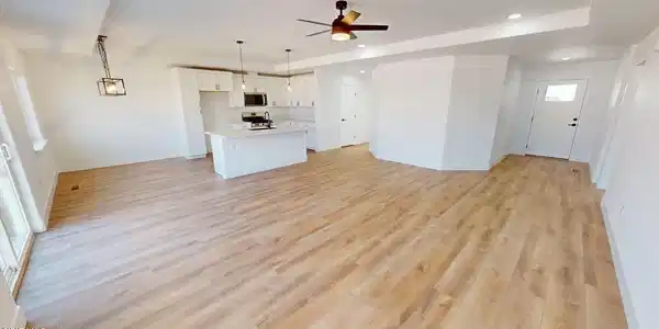 Image 4: Living Room