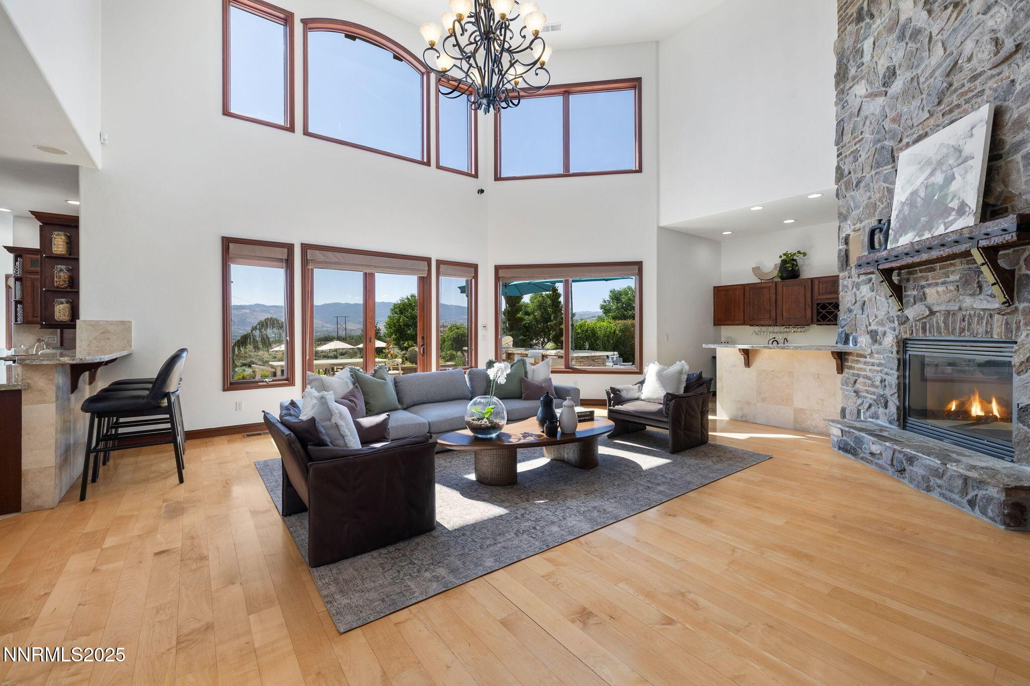 Image 4: 10-web-or-mls-12900 Silver Wolf-12