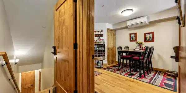 Image 2: Entryway