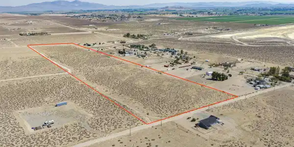 Image 2: lot 1