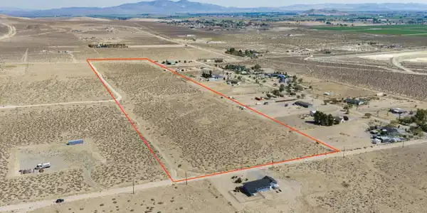 Image 3: lot 2