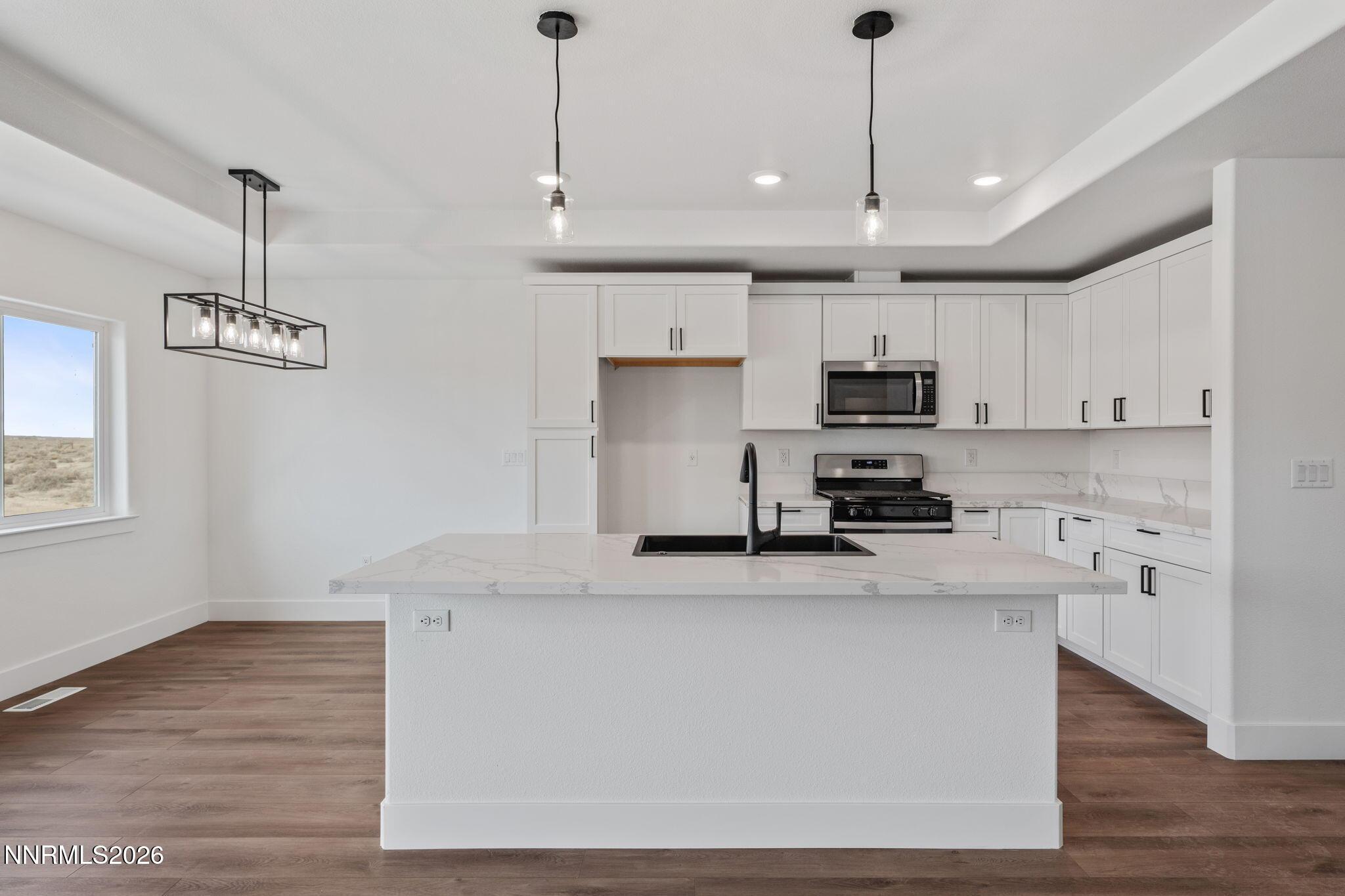Image 4: Kitchen