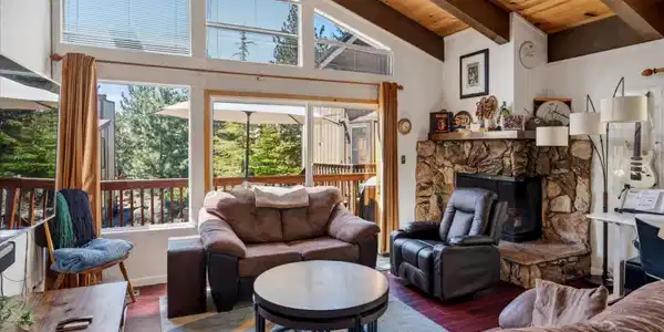 Image 2: 04-Living room