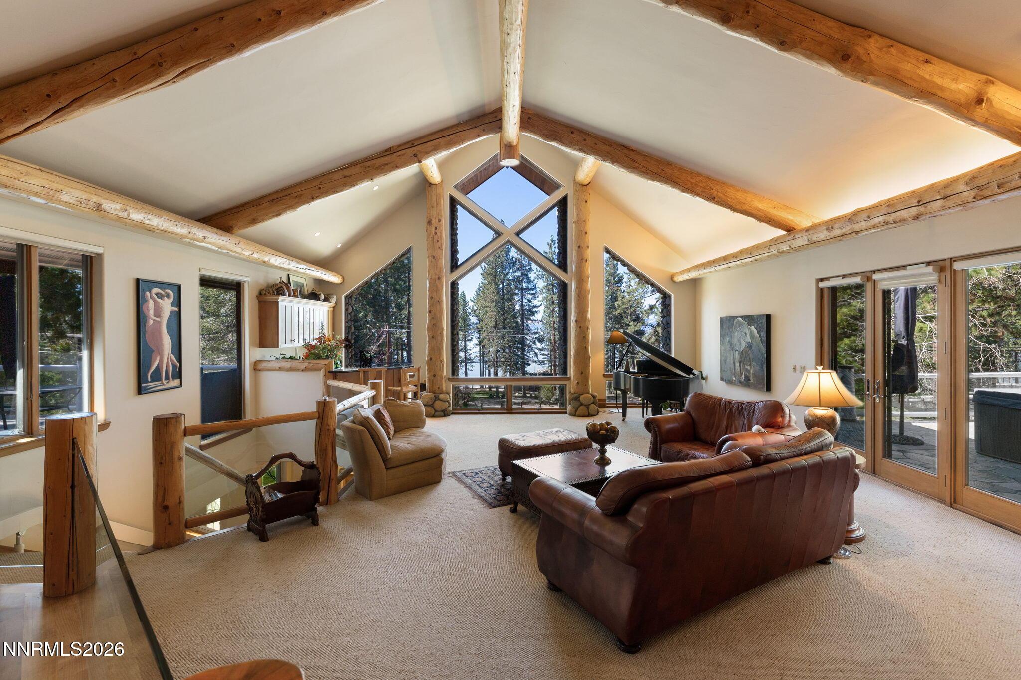 Image 3: 5-web-or-mls-726 Lakeshore interior-7