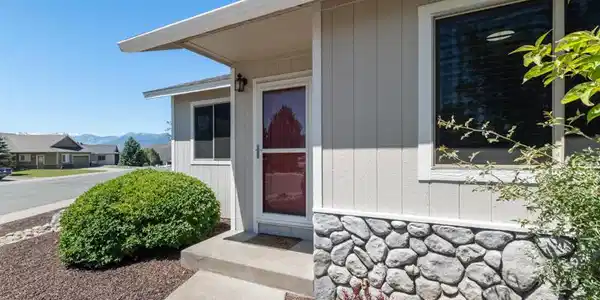 Image 2: 923 Ranchview Circle (3 of 25)