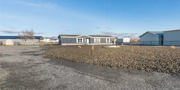 734 Lakeside SW
