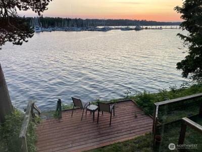 1333 East Bay NE