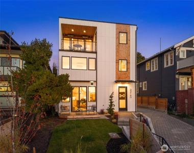2214 Broadway E