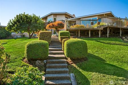 1405 Rolling Hills NW