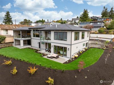 1305 Scenic NE