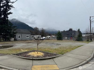1025 Darrington