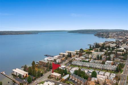 6202 Lake Washington NE