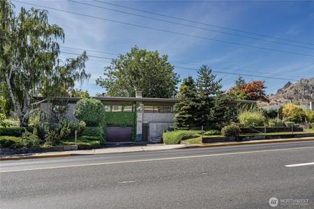 1375 Russell