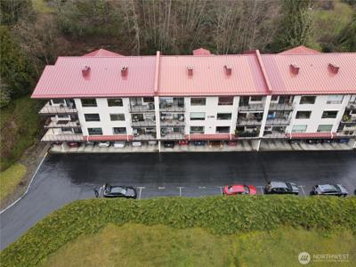 908 East Bay NE