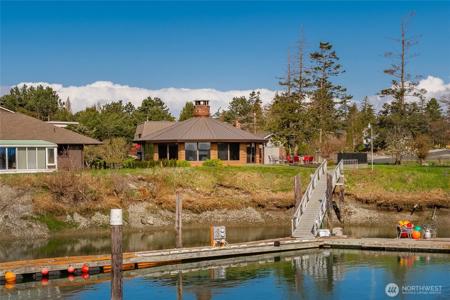 8032 Comox