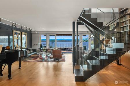 302 Lakeside S