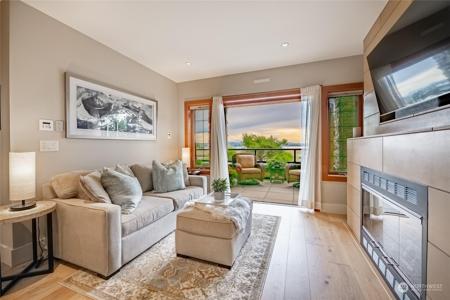 9525 Semiahmoo