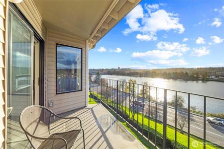 920 East Bay NE