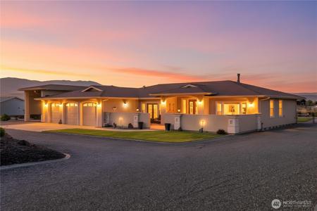 704 Desert Aire Dr SW