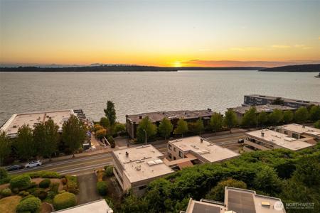 832 Lake S