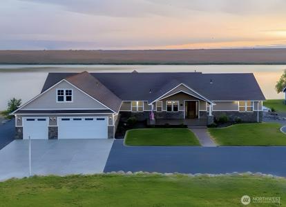 7328 Stonecrest NE