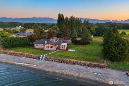 12 Jamestown Beach