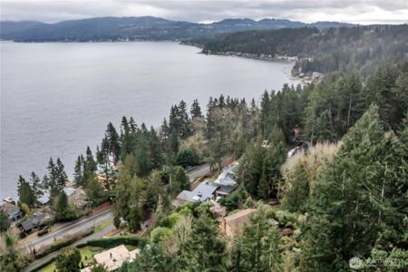 631 Lake Sammamish NE