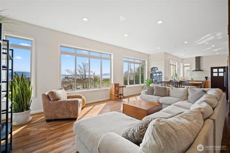 3687 N Red River