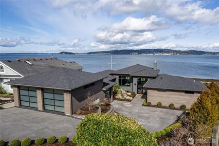 1074 Bayshore