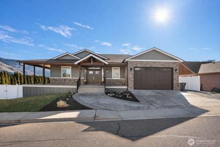 1038 Crest Loop